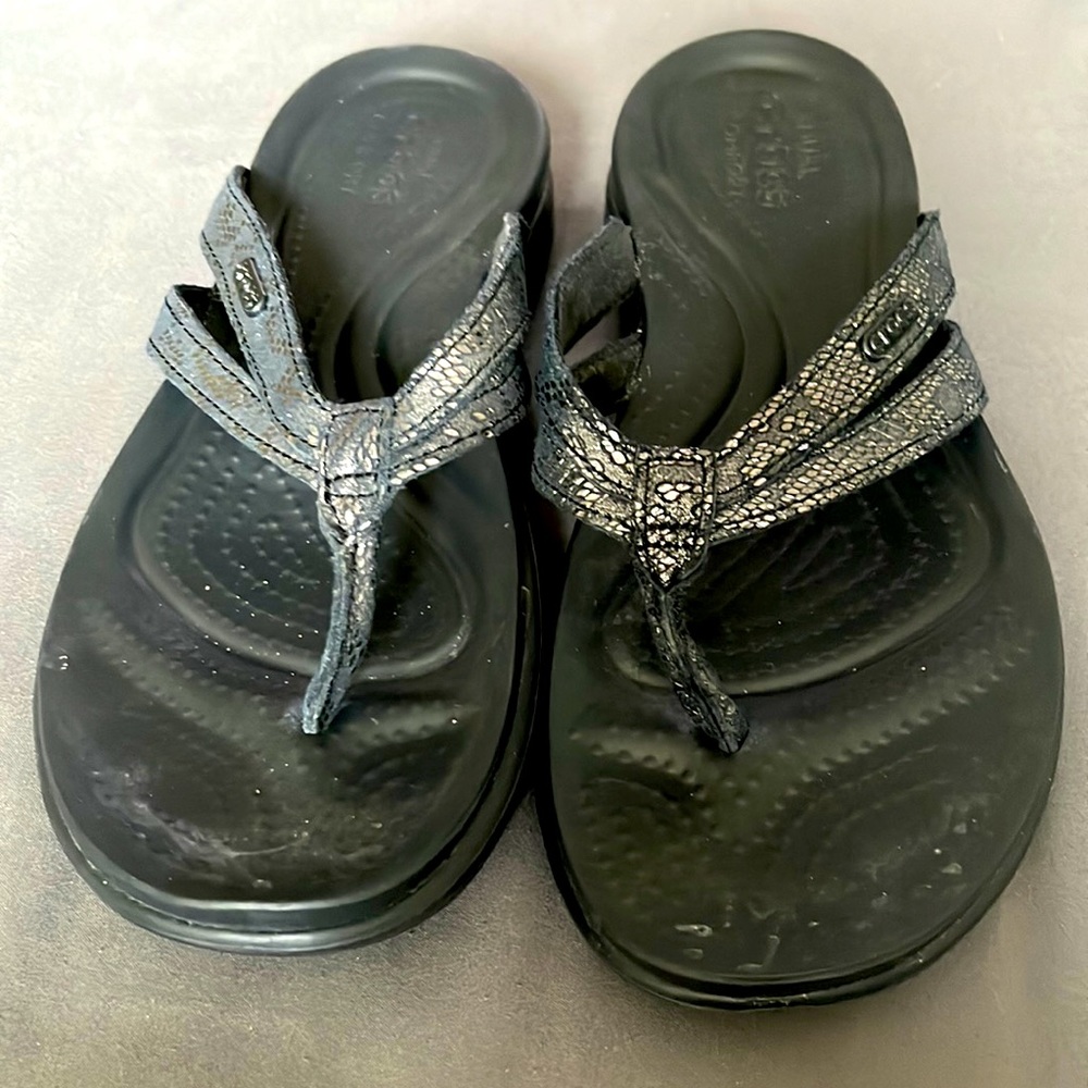 Crocs Sandals Size 8 Black Flip Flops Dual Comfort Lightweight Summer Women’s